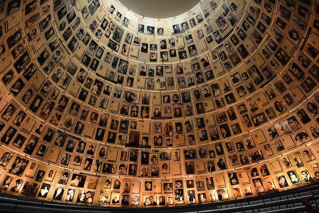 "Halle der Namen" in Yad Vashem (Foto von sdo216 - Eigenes Werk, CC BY-SA 3.0, https://de.wikipedia.org/w/index.php?curid=10850427)