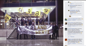 Identitäre Österreicher bei Landtagsbesetzung in Dresden: Alexander Markovics (2. v. li., vorn), Martin Sellner (vorn, rechts außen) (Quelle: derstandard.at; Screenshot Facebook)