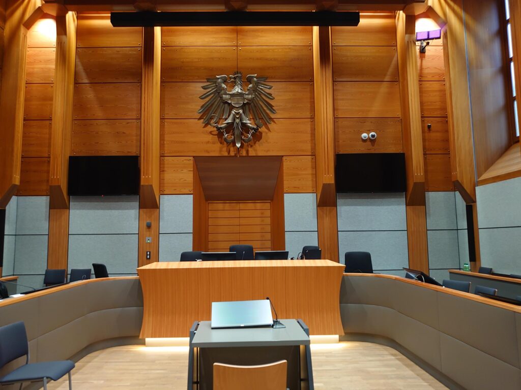 Schwurgerichtssaal Landesgericht Innsbruck innen (© SdR)
