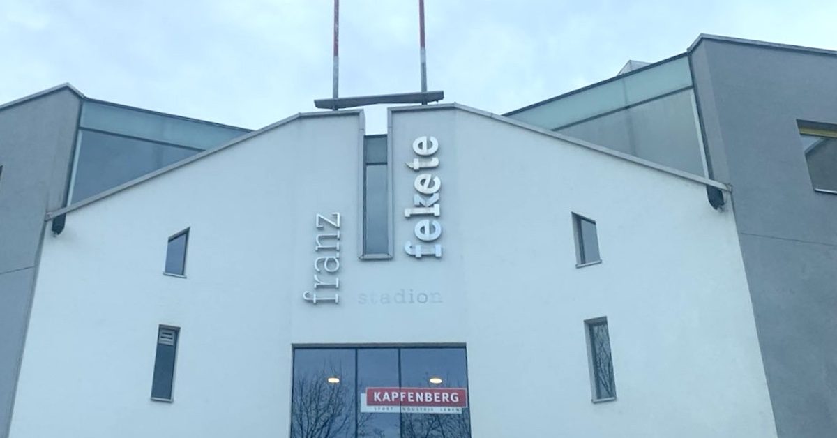 Kapfenberger Fußballstadion noch mit Aufschrift "Franz Fekete" (© Markus Sulzbacher)