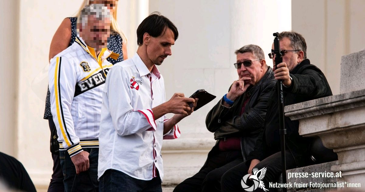 Martin Rutter bei einer Demonstration am 19.9.20 mit Gottfried Küssel (Foto: Presseservice Wien)