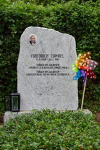Ehrengrab für Friedrich Zwarel am Wiener Zentralfriedhof (Foto: Haeferl Wikipedia https://commons.wikimedia.org/wiki/File:Wiener_Zentralfriedhof_-_Gruppe_40_Opfergräber_-_Grab_von_Friedrich_Zawrel.jpg)