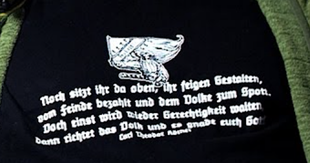 T-Shirt mit Nazi-Spruch "feige Gestalten" (Johann G.)