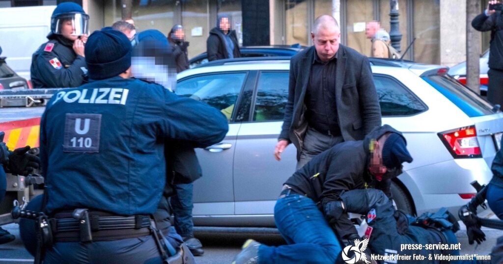 Götz Kubitschek in Tumulten vor Uni Wien (Foto: Presseservice Wien, 17.11.23)