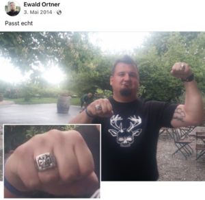 Ewald Ortner Ring mit Eisernem Kreuz und Zahnfee-Tattoo (Screenshot FB 3.5.14)