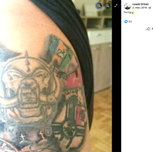 Ewald Ortner Tattoo – rechts unten längsgestellte Reichskriegsflagge mit runenählichen Zeichen im rechten oberen Quadranten (Screenshot FB 2.3.16)