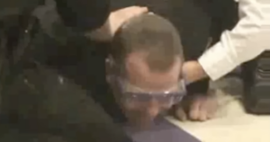 Vilimsky beim Taser-Test 2009 (Screenshot Kurier YouTube)