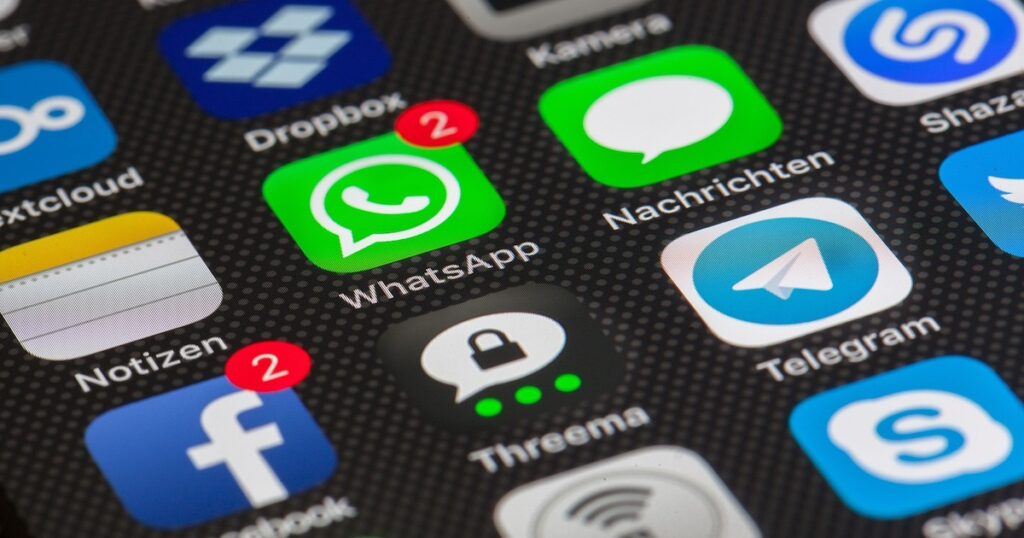 WhatsApp Facebook Telegram am Smartphone (pixabay)