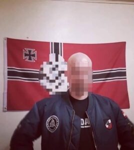 Mario F. vor Hakenkreuzfahne (Foto via ÖRA)