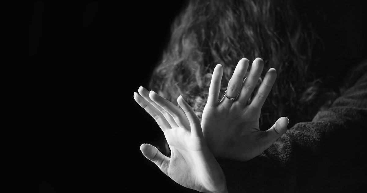 Gewalt gegen Frauen (Symbolfoto; iStock – Tunatura)