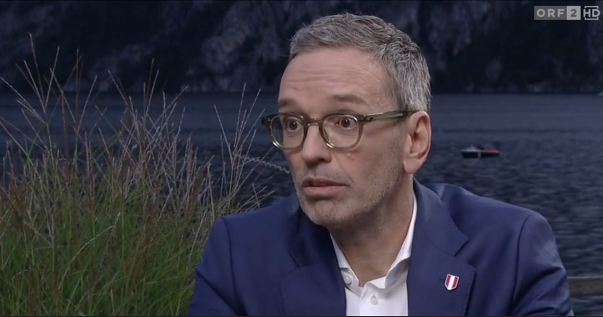Herbert Kickl am Traunsee mit Boot im Hintergrund (Screenshot ORF-Sommergespräch 2024, 19.8.24)
