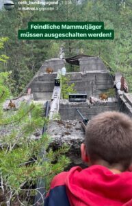 Ein Junge schießt mit einem Luftdruckgewehr auf menschenähnliche Masken. Dazu der Text: Feindliche Mammutjäger müssen ausgeschaltet werden.