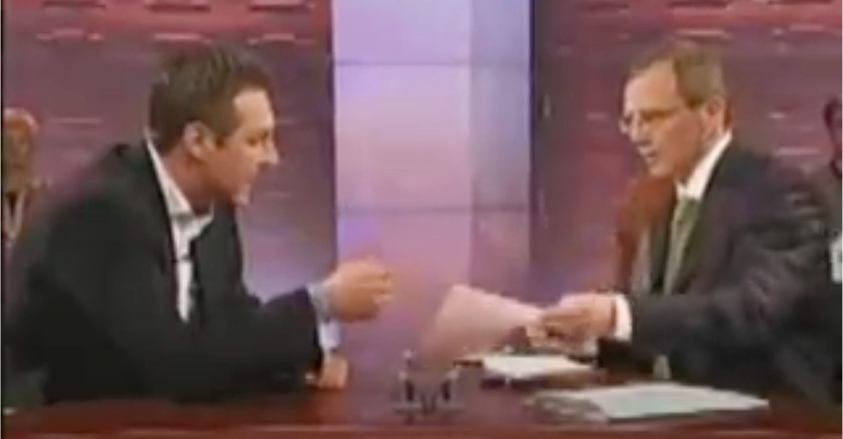 Wolf konfrontiert Strache mit dem kopierten Text auf seiner Website (Screenshot YT; ORF-Sommergespräch 2005)