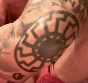 Für die Zurschaustellung dieses Tattoos ("Schwarze Sonne") setzte es bei einem Prozess im Februar 24 zwei Jahre bedingt (Foto auf einem antifaschistischen Portal im April 2022 veröffentlicht)