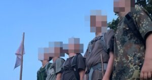Teilnehmer des Turnerbund-Knabenlagers in Militärkleidung beim Appell (Screenshot Instagram ÖTB-Bundesjugend 6.8.24)