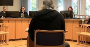 Der Angeklagte mittlerweile ohne sichtbare Nazi-Tätowierungen (Foto: SdR; 18.10.24)