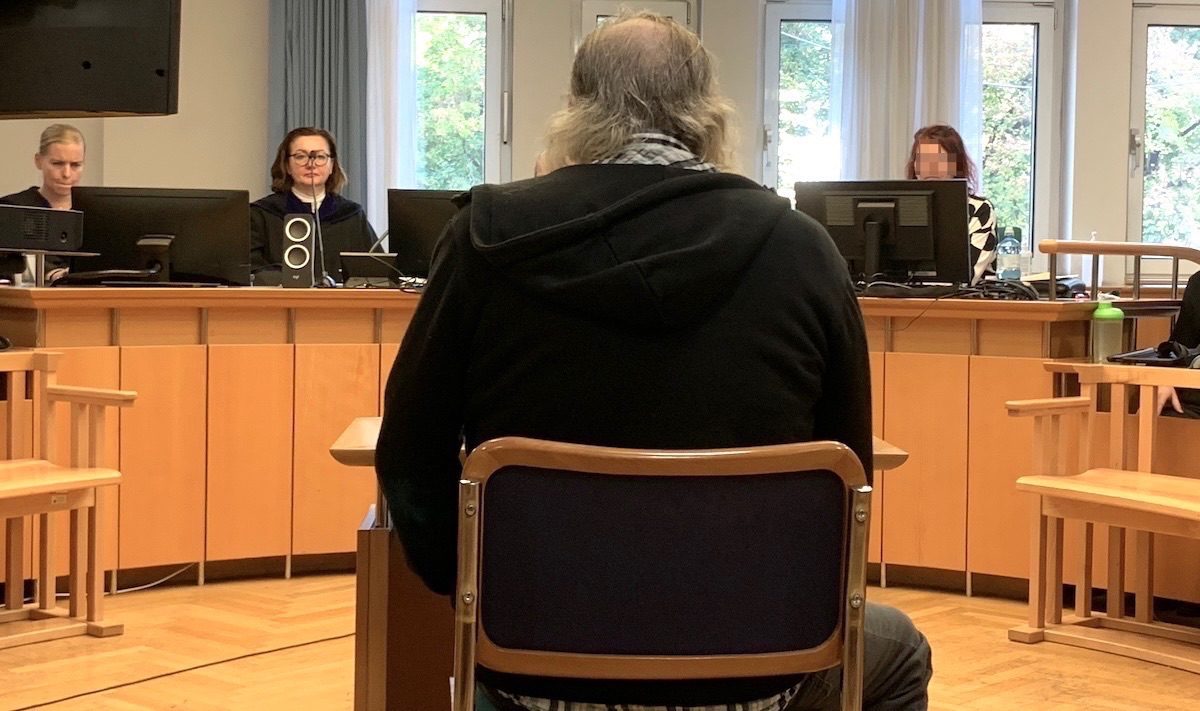 Der Angeklagte mittlerweile ohne sichtbare Nazi-Tätowierungen (Foto: SdR; 18.10.24)