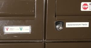 "Gedankensturm" und daneben der "Verband der Sicherheitsunternehmen Österreich" am Briefkasten (© SdR)
