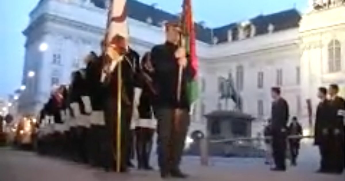 Burschenschafter beim Totengedenken am 8.5.04 am Wiener Heldenplatz