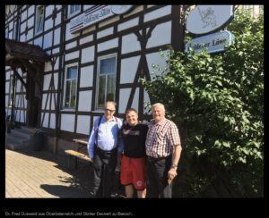 Duswald (li) mit Günter Deckert (re) bei Tommy Frenck in Kloster Veßra (Screenshot Website Goldener Löwe)