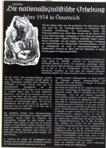 Geschichte: Die nationalsozialistische Erhebung im Jahre 1934 in Österreich Mit der immer mehr um sich greifenden Not und Armut ergab sich auch für die Nationalsozialisten in Österreich eine vermehrte Zustimmung. In Deutschland waren die Nationalsozialisten um Adolf Hitler bereits seit 30. Jänner 1933 in der Regierung tätig, wohingegen in Österreich ein totalitärer Ständestaat unter Engelbert Dollfuß politische Gegner immer härter bekämpfte. Aus der totalen Unterdrückung, Verfolgung und Inhaftierung von bekennenden Nationalsozialisten sowohl in Gefängnissen als auch in Konzentrationslagern (zB Wöllersdorf), erwuchs im Jahre 1934 der Entschluss zu einem Putsch gegen die Regierung Dollfu?... Das Hissen von falschen Flaggen an staatlich verordneten Feiertagen war Grund genug im damaligen Österreich ins Konzentrationslager Wöllersdorf gebracht zu werden. Die sogenannten „Anhaltelager" waren aber nicht nur für Nationalsozialsten, sondern auch für Sozialdemokraten und so kam es oft zu Verbrüderungen zwischen nationalen und marxistischen Sozialisten, die beide gegen den totalitären schwarzen Ständestaat kämpften. Die Roten ja bereits im Februar 1934 mit der Waffe. Der seit Herbst 1929 nationalsozialistische Gauleiter von Wien, Alfred E. Frauenfeld, schreibt darüber in seinen Erinnerungen betreffend seiner Inhaftierung in Wöllersdorf: In unserer Baracke hatte man zwei burgenländische Kommunisten mit uns zusammengesperrt. Auf die Frage, wie wir uns zu ihnen zu verhalten hätten, habe ich meine Mitarbeiter angewiesen: ,,Sie sind mit uns interniert, teilen unser Los und sind daher auch als unsere Kameraden zu behandeln", was dann den Erfolg hatte, dass sie bei der Entlasung zur Verabschiedung sagten:,, Wir sind zwar Kommunisten, aber ihr habt euch uns gegenüber so benommen, dass wir nicht mehr in der Lage sind, in Hinkunft gegen euch zu kämpfen." Der insgeheime Wunsch vieler Nationalsozialisten, Hitler und die in Deutschland an der Macht befindlichen Kameraden, würden durch ein Eingreifen den unerträglichen Zuständen ein Ende bereiten, wurde enttäuscht. Hitler erklärte, er hätte sich mit Mussolini geeinigt, in innerpolitische Vorgänge Österreichs ebenso wenig einzugreifen wie Mussolini es tun würde, und er könne daher dieses Abkommen nicht verletzen. Ihr müsst eben sehen, dass ihr euch irgendwie vertragt", war seine Weisung. So beschloss die illegale 89. SS-Standarte unter Friedolin Gla? im Rahmen eines bewaffneten Putsches die verfassungsbrechende Regierung unter Kanzler und Engelbert Dollfuß (,,Millimetternich" ob seiner Kleinheit im Volksmund genannt) gefangenzunehmen und abzusetzen, bzw. zum Rücktritt zu zwingen. Dr. Rintelen sollte eine neue Regierung bilden. Der Putsch war bereits für den 24.7. angesetzt, musste aber durch eine Verschiebung des Ministerrats um einen Tag verschoben werden. Alfred E. Frauenfeld dazu in seinen Erinnerungen: „Trotz der sich natürlich ergebenden Schwierigkeiten gelang es, die Leute umzudirigieren, und man legte den Turnsaal der Stiftskaserne des 7. Bezirk Maria-Hilf als Ausgangspunkt für den für den nächsten Vormittag angesetzten Putsch fest. Als die Leute sich dort versammelten, gab es Nachrichten an die Polizei, die aber durch nationalsozialistisch eingestellte Beamte in ihrer Weitergabe verzögert wurden, und als sie bei Fey, dem Sicherheitsminister, anlangten, waren sie von ihm dilatorisch behandelt worden. Dazu ist zu sagen, daß ich den Auftrag hatte, 200.000 Mark, die von der Abteilung I des Propagandaministerium, Abt. Ltr. Min. Rat Heger, ohne Kenntnis des Zwecks, für die Landesleitung Österreich bereitgestellt worden waren, nach Schweiz zu transferieren, um sie Fey für seine Mitwirkung zu Verfügung zu stellen. Fey war eine Condottiere-Natur, und da ihn gesinnungsmäßig von uns ebenso wie die meisten anderen Heimwehrführer nichts trennte, hatte er wohl keinerlei Gewissensbisse, sich, wenn ihm das entsprechend honoriert würde, auf unsere Seit zu schlagen.“ Berlin war informiert, hielt sich jedoch vollkommen heraus und versagt jede Unterstützung. (Fehler im Original; Aus der Erstausgabe „Jugend Echo)