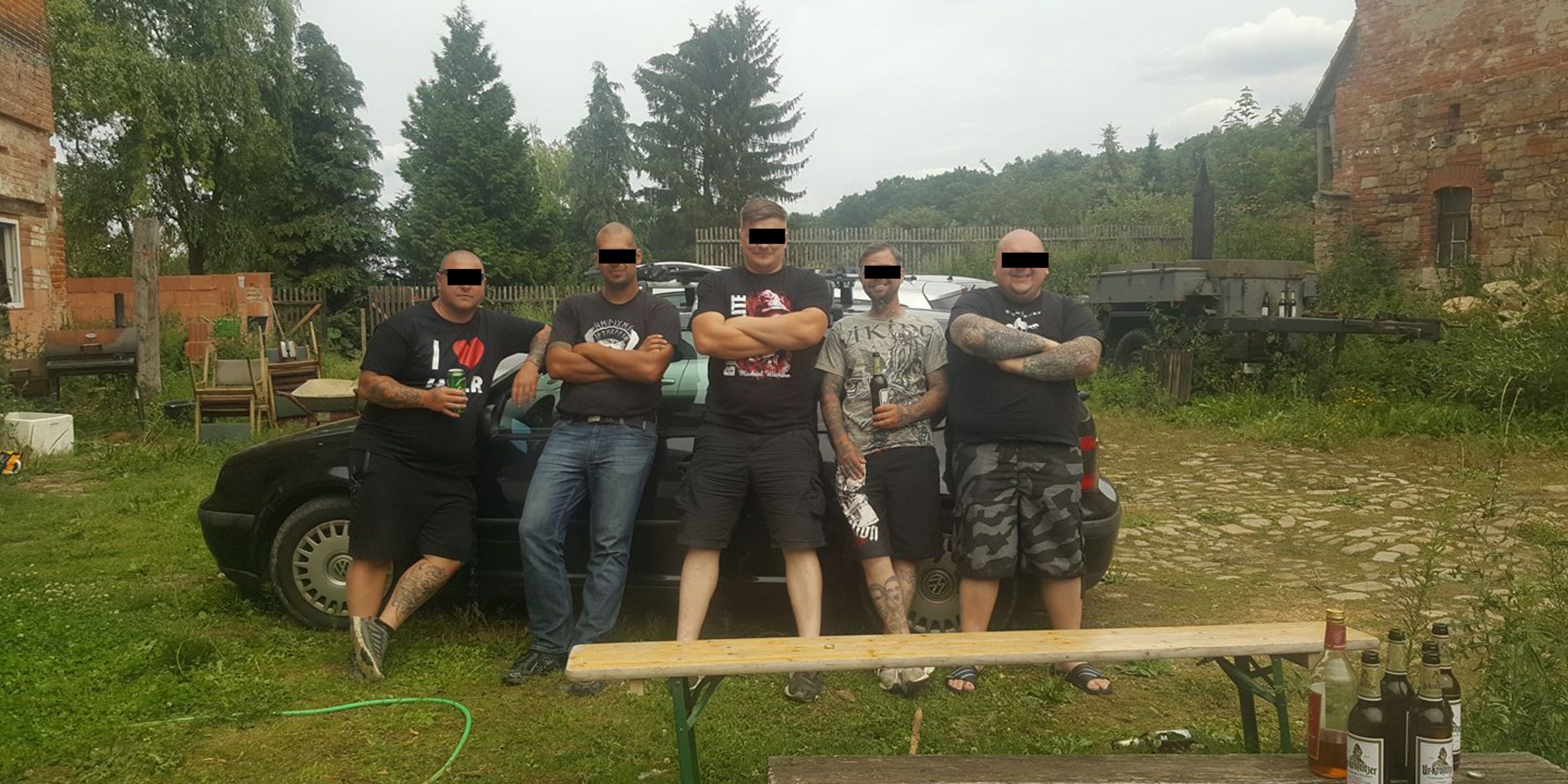 Gruppenbild in Görschen: Tino „Krafti“ K. (2. von rechts) posiert mit Freunden.