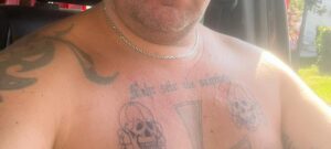 Z. mit SS-Totenkopf-Tattoos (Screenshot FB 3.11.24)