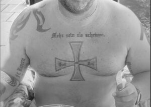 Z. mit mehreren Nazi-Tattoos auf Armen und Oberkörper (Screenshot FB 22.6.24)