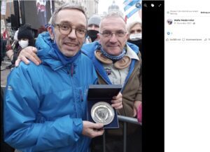 Niederreiter mit Kickl und Medaille des Fallschirmspringerregiments der Fremdenlegion (Screenshot FB 17.12.21)