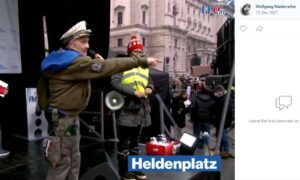 Niederreiter in Phantasieuniform auf Corona-Demobühne (Screenshot VK 12.12.21)