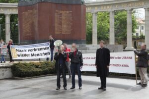 Bernhard L. (ganz rechts als Bannerhalter) bei einer prorussischen Querfront-Kundgebung am 2.5.15 auf dem Schwarzenbergplatz (Foto: ukraine-frieden.org)
