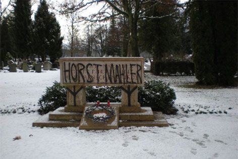 Mit "Horst Mahler" und Lebensrunen beschmiertes Denkmal „Dem Gedenken der Opfer für Freiheit und Menschenwürde“ auf dem Salzburger Kommunalfriedhof (Foto: Stadt Salzburg, 27.1.15)