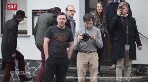SRF übernimmt von Spiegel TV Ausschnitte: Stimpfle (mit "Waldgang-T-Shirt) neben Manuel Corchia (mit Kamera) in Schnellroda im Jänner 2025