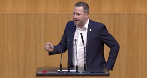 Michael Schnedlitz bei seiner "Kaputt"-Rede am 25.4.25 (Screenshot ORF)