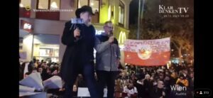 Bei den von der FPÖ mitorganisierten Demos am 20.11. und am 4.12.21 in Wien ist der am 7. Dezember 21 verhaftete Ex-Oberstleutnant der Bundeswehr Maximilian Eder aufgetreten. Hier am Foto mit Alexander Ehrlich (li).