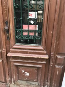 Gemeinsame Adresse: Eingangstür zur Gothia Wien und zu „unzensuriert” in der Schlösselgasse (© SdR)