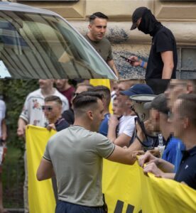 Gernot Schmidt am Vorabend der Sommerdemo vor dem Identitären-Keller und als Demo-Organisator – am Frontbanner mit blauer Kappe die Holocaustbefürworterin Jelena M. (19./20.7.24; © Samuel Winter)