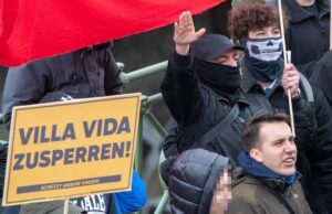 Schmidt vor Hitlergrüßer bei Rosa Lila Villa (16.4.23; © Samuel Winter)
