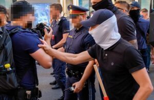 Gernot Schmidt attackiert einen Pressefotografen (31.7.21; © Samuel Winter)