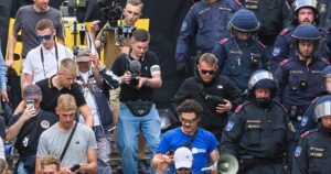 Identitären-Aufmarsch mit viel Inszenierung und Polizeibegleitung (Foto Theo Winkler; 26.7.25)