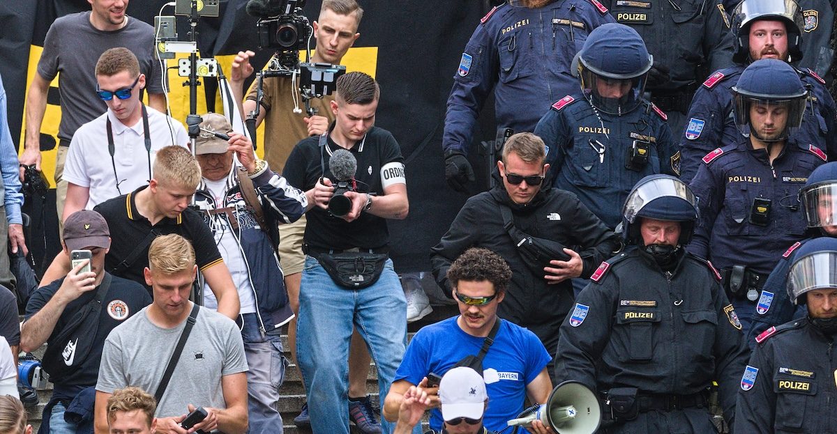 Identitären-Aufmarsch mit viel Inszenierung und Polizeibegleitung (Foto Theo Winkler; 26.7.25)