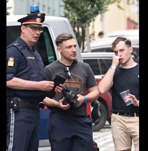 Der Einsatzleiter am 25.7. in der Ramperstorffergasse mit Florian Stimpfle und Manuel Corchia (Screenshot Video Samuel Winter)