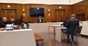 Aula-Prozess im Schwurgerichtssaal des Grazer Landesgerichts: links Verteidiger und dahinter Staatsanwalt, Mitte Richter, rechts der Angeklagte (19.9.25; © SdR)