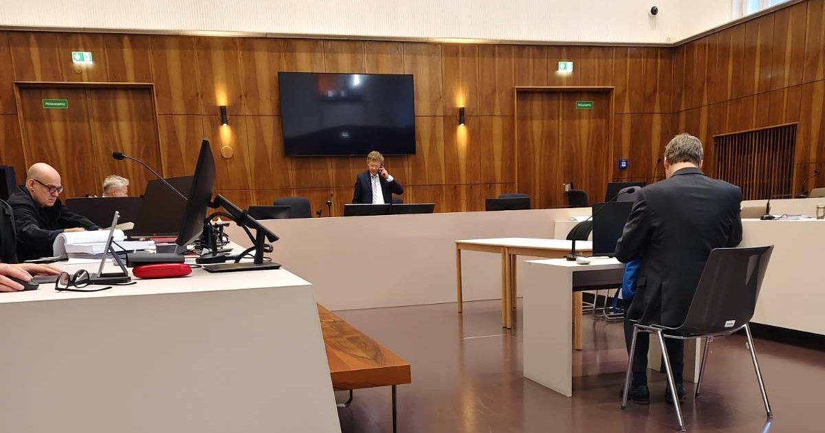 Aula-Prozess im Schwurgerichtssaal des Grazer Landesgerichts: links Verteidiger und dahinter Staatsanwalt, Mitte Richter, rechts der Angeklagte (19.9.25; © SdR)