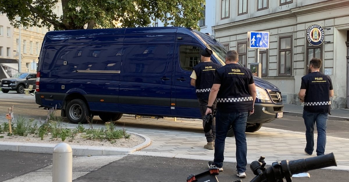 Der Entschärfungsdienst am Czerninplatz nahe Lichtenauergasse (© Stoppt die Rechten)