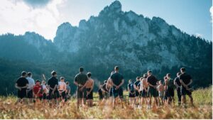 Das Foto vom rechtsextremen Sommerlager der „Identitären“ lässt sehr gut erkennen, dass es sich beim Austragungsort um den Laudachsee am Grünberg in der Nähe von Gmunden handelt . Bildquelle: Telegram-Kanal der „Identitären Bewegung Deutschland“