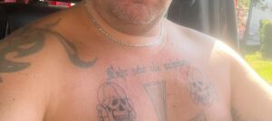 Kurt Z. auf Facebook: Nackter Oberkörper mit Schriftzug „Mehr sein als scheinen“, SS-Totenköpfe und Eisernes Kreuz (Screenshot FB 3.11.24)
