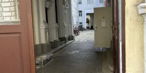 Nach der Hausdurchsuchung: Eingangstür zu den Räumlichkeiten der "Imperia" in der Lichtenauergasse (© Stoppt die Rechten)