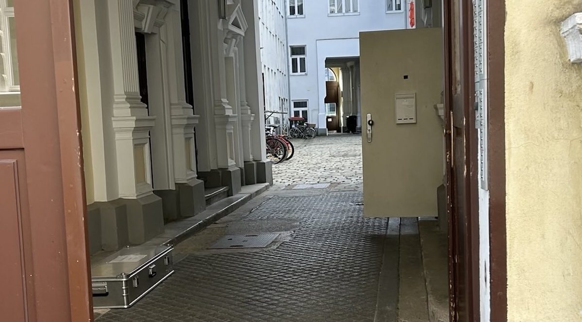 Die Tür (rechts) zum langjährigen Neonaziszenetreffpunkt in der Lichtenauergasse wähend der Razzia am 9.9.25 (© SdR)