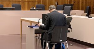 Der Angeklagte Martin Pfeiffer, Ex-Schritleiter der "Aula", vor Prozessbegin (© SdR)